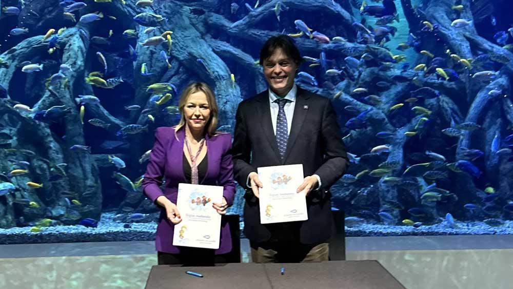 Rector de la Universidad Pablo de Olavide, Francisco Oliva Blázquez, y la gerente del Acuario de Sevilla, Rocío Alcázar González, durante la firma del convenio - UPO