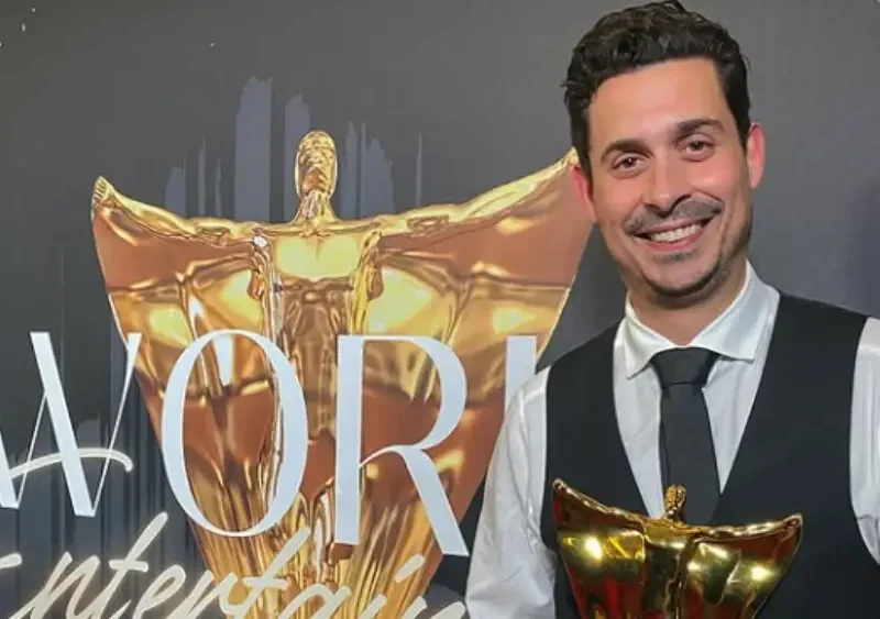 David Clavijo sostiene el premio a la Mejor Composición Orquestal en los World Entertainment Awards - Instagram de David Clavijo