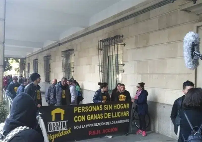 Protesta de la Corrala Dignidad ante la puerta de los juzgados de Sevilla - ARCHIVO/ EUROPA PRESS