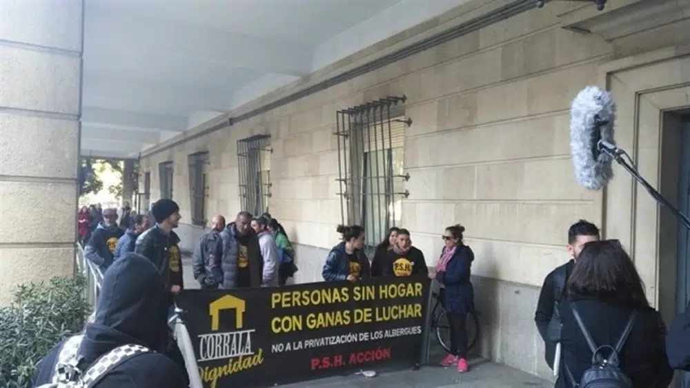 Protesta de la Corrala Dignidad ante la puerta de los juzgados de Sevilla - ARCHIVO/ EUROPA PRESS