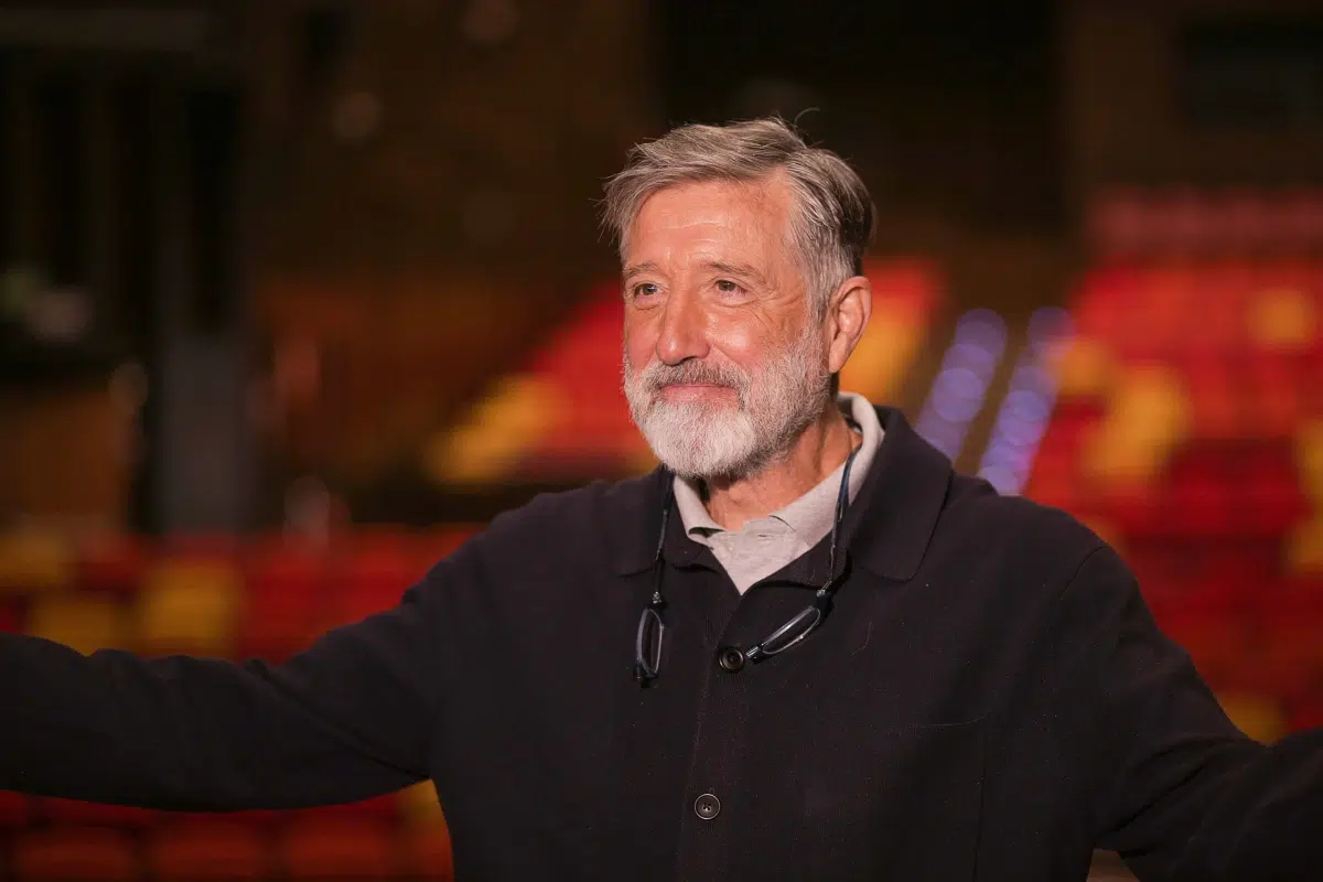 Emilio Aragón en el escenario del Cartuja Center en la presentación de Godspell - Coral Gata