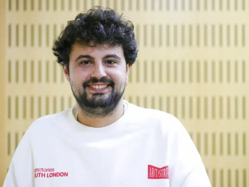 Juan Amodeo en uno de los estudios de radio de la Cadena SER - Coral Gata