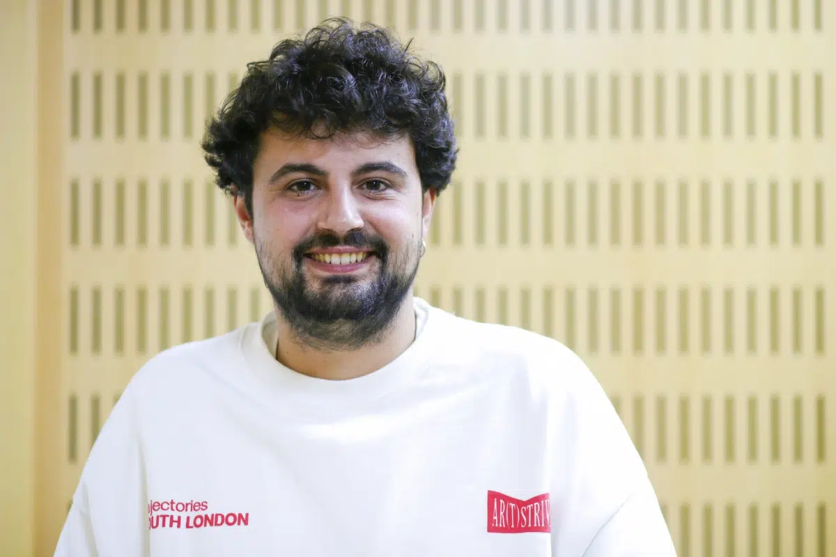 Juan Amodeo en uno de los estudios de radio de la Cadena SER - Coral Gata