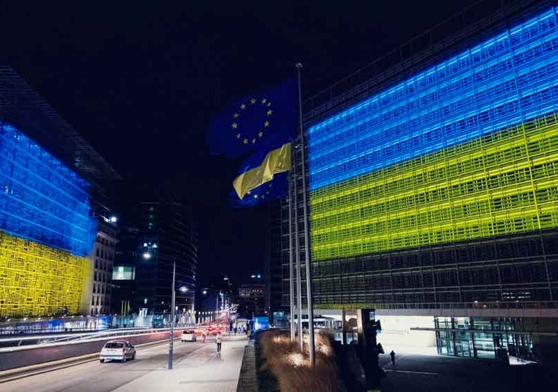Imagen de la bandera de Ucrania en los edificios de la Unión Europea en Bruselas / SA