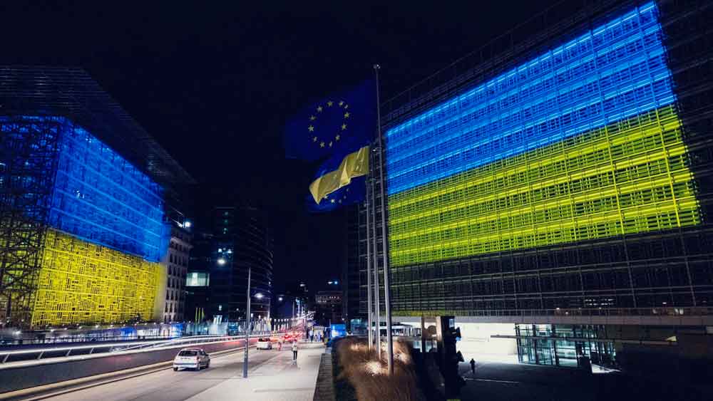 Imagen de la bandera de Ucrania en los edificios de la Unión Europea en Bruselas / SA