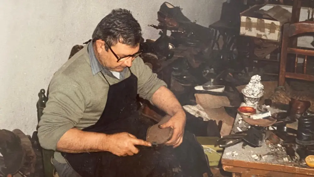 El último zapatero artesanal de Arahal, hoy desaparecido, tenía su establecimiento en la Plaza Vieja - Archivo del CEIP San Roque