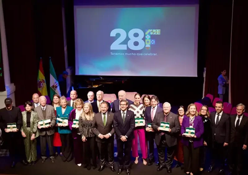 Foto de familia tras el acto de entrega de las Banderas de Andalucía correspondiente a la edición del pasado año - Junta de Andalucía