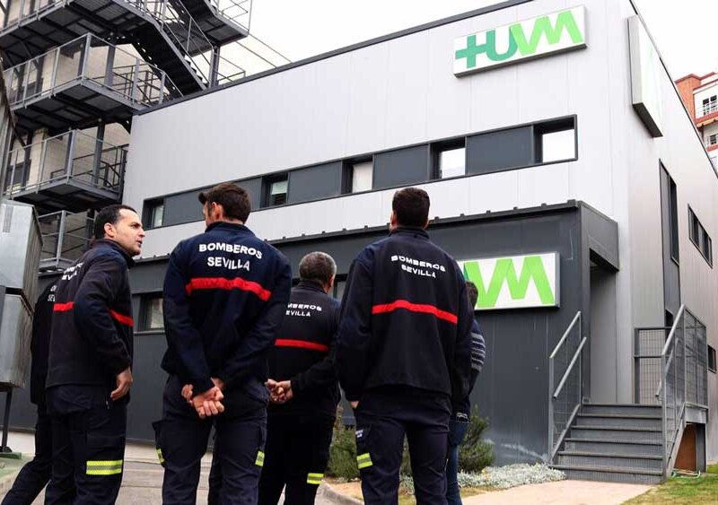 Bomberos analizan las vías de evacuación y sistemas contraincendios del centro sanitario. - HUVM