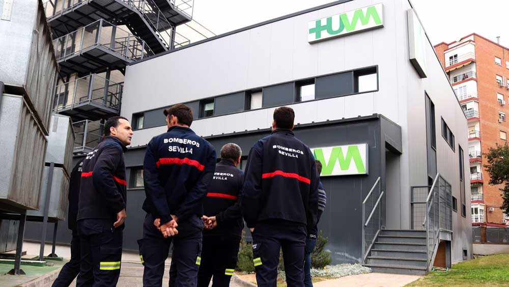 Bomberos analizan las vías de evacuación y sistemas contraincendios del centro sanitario. - HUVM