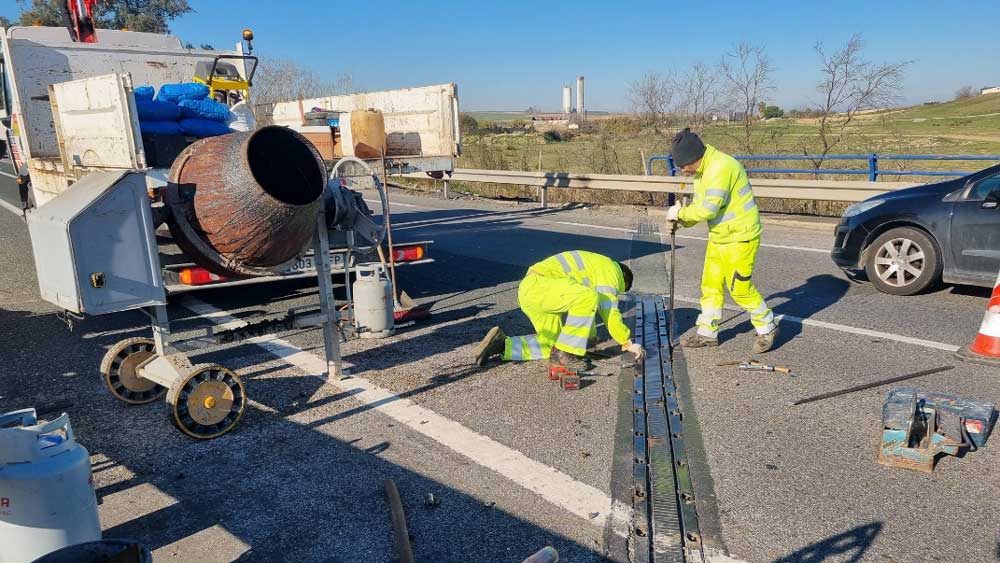 Reparación de junta en estructura en A-49. - Ministerio de Transportes