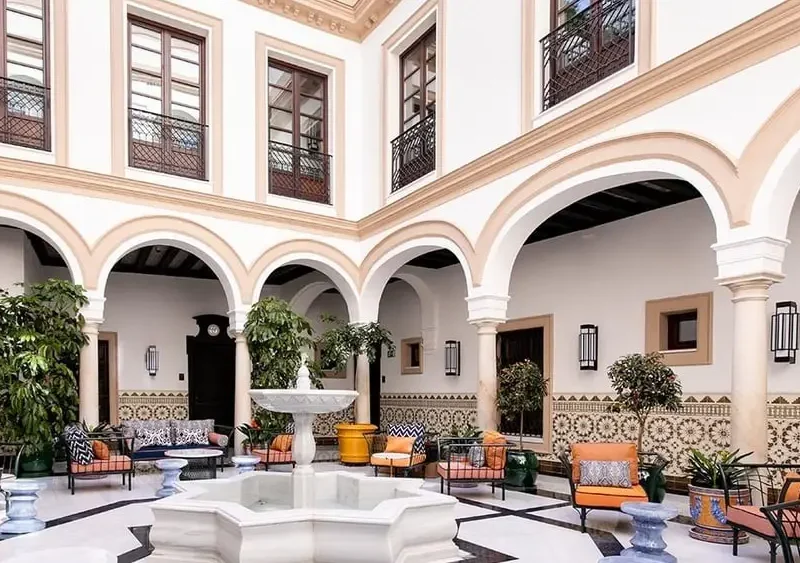 El patio del hotel Casa Don Román de Sevilla - Kaizen Hoteles