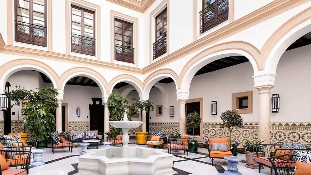 El patio del hotel Casa Don Román de Sevilla - Kaizen Hoteles