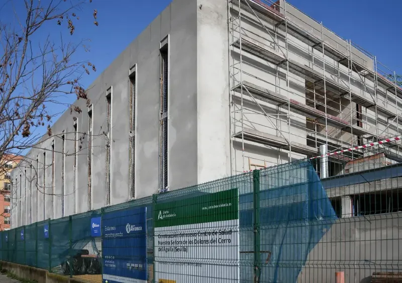 Obras del nuevo centro de salud del Cerro del Águila, que se levanta en un solar de la calle Potosí - María José López/Europa Press