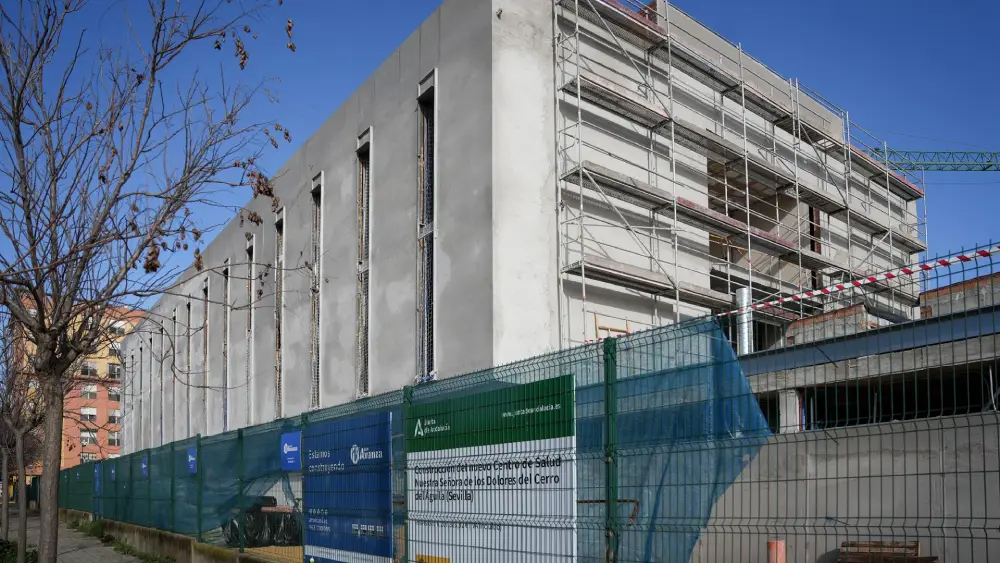 Obras del nuevo centro de salud del Cerro del Águila, que se levanta en un solar de la calle Potosí - María José López/Europa Press