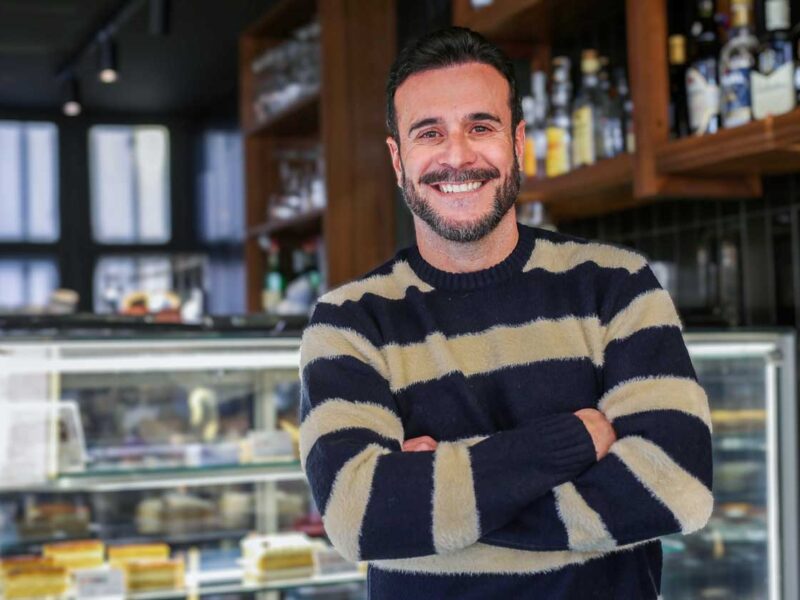 El panadero Domi Vélez en su establecimiento de la calle Álvarez Quintero - Coral Gata