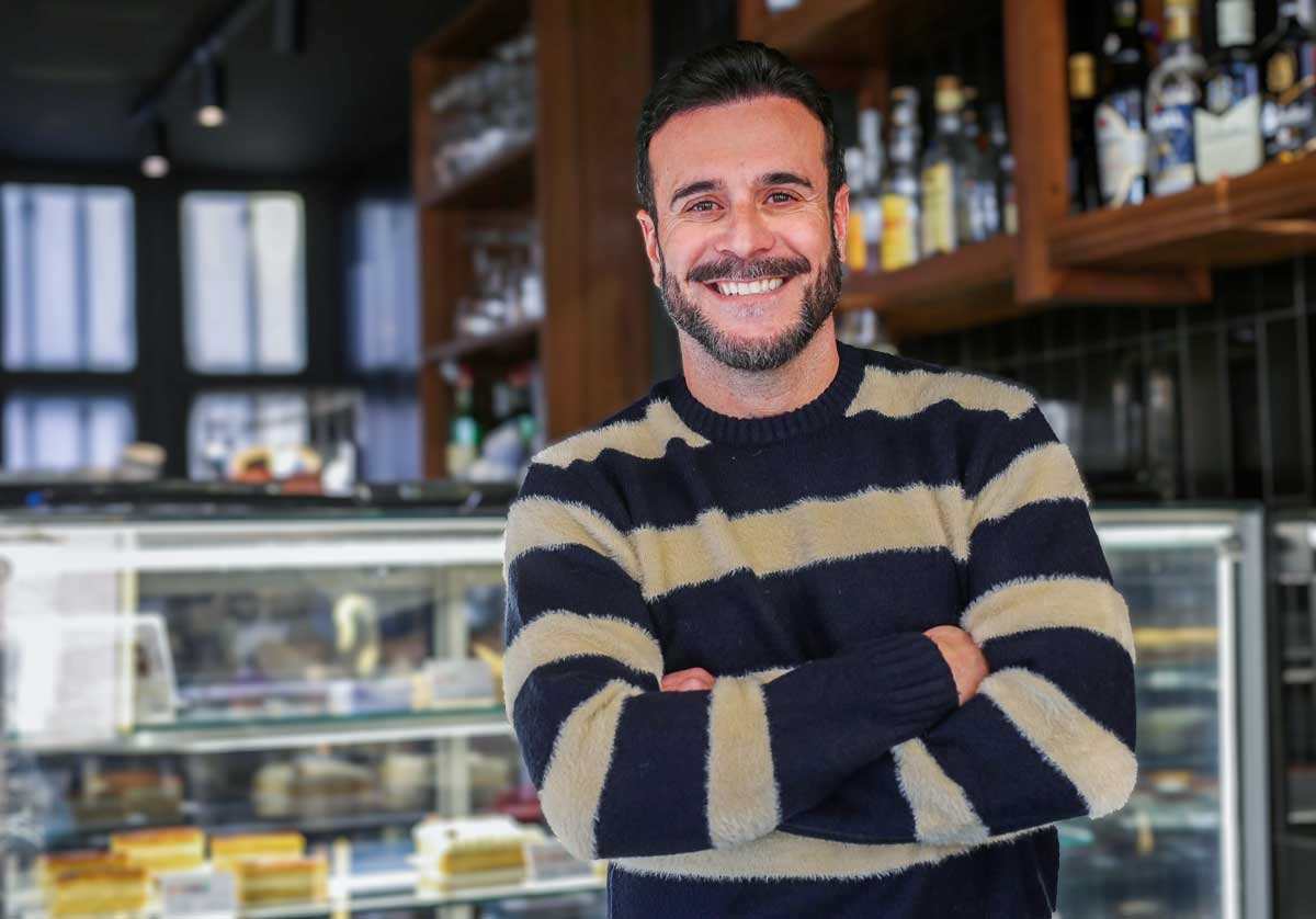 El panadero Domi Vélez en su establecimiento de la calle Álvarez Quintero - Coral Gata