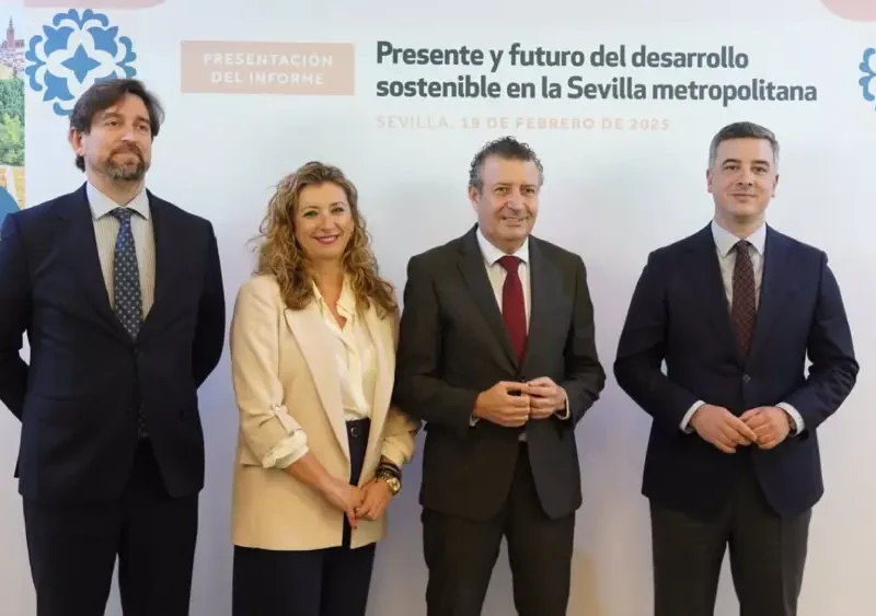 El presidente de la Diputación, en el centro, en la presentación del estudio sobre las oportunidades de futuro y desarrollo sostenible del área metropolitana de Sevilla - Diputación de Sevilla