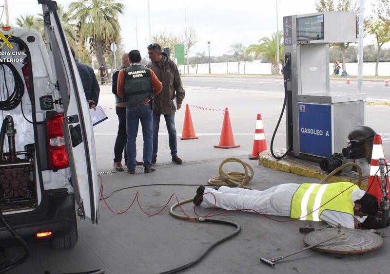 Investigación de la Guardia Civil en la gasolinera de Coria del Río investigada en la causa durante los primeros momentos de las diligencias