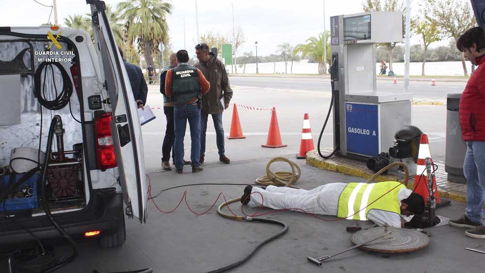 Investigación de la Guardia Civil en la gasolinera de Coria del Río investigada en la causa durante los primeros momentos de las diligencias