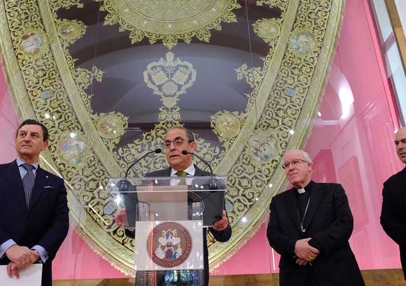 El hermano mayor de Los Estudiantes, el rector (ante el atril) y el arzobispo de Sevilla, en la inauguración de la Casa de Hermandad de la corporación del Martes Santo en la antigua Fábrica de Tabacos. - US