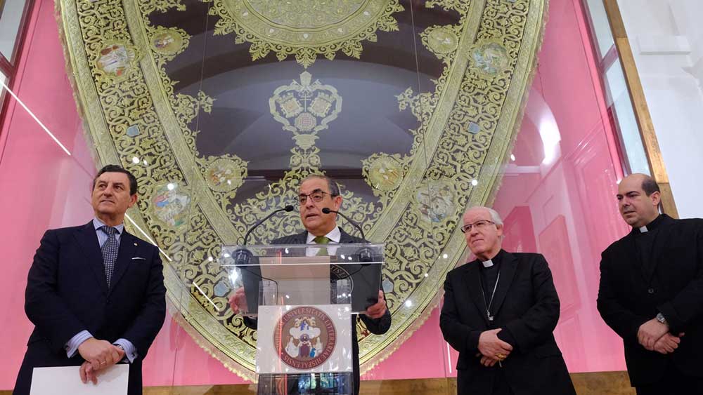 El hermano mayor de Los Estudiantes, el rector (ante el atril) y el arzobispo de Sevilla, en la inauguración de la Casa de Hermandad de la corporación del Martes Santo en la antigua Fábrica de Tabacos. - US