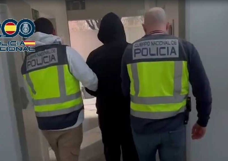 Imagen del detenido conducido por los agentes