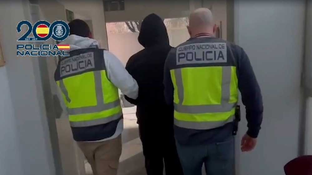 Imagen del detenido conducido por los agentes