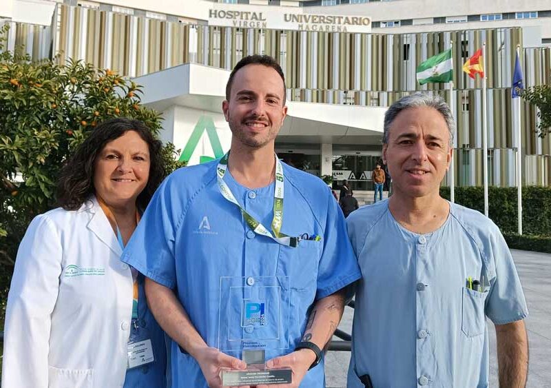 El enfermero Rafael J. Fernández, en el centro, junto a dos compañeros sanitarios. - Hospital Universitario Virgen Macarena