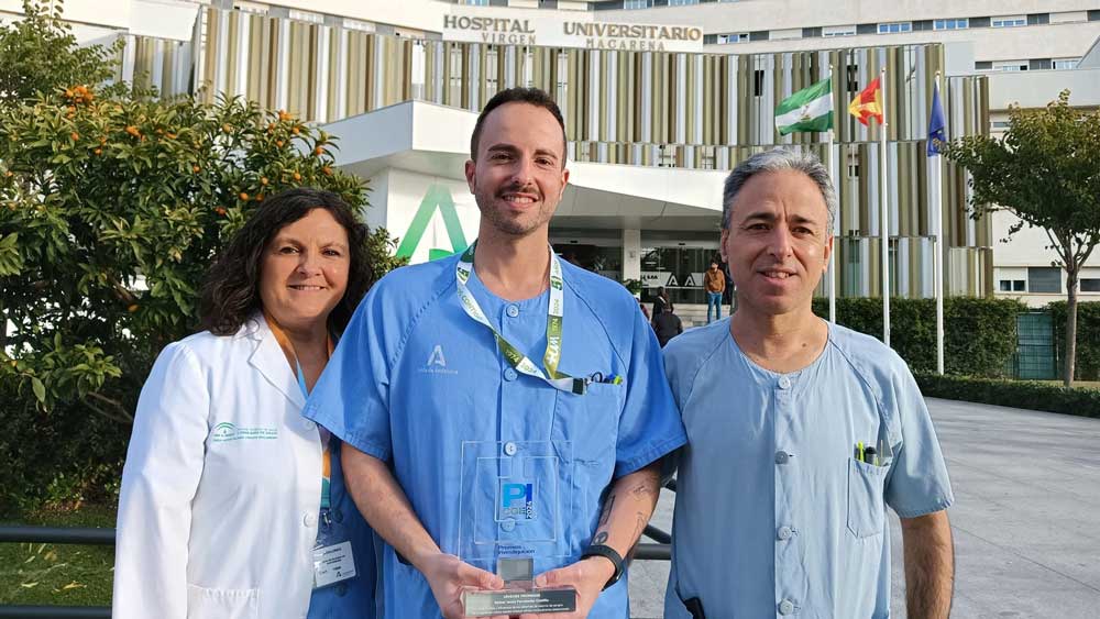 El enfermero Rafael J. Fernández, en el centro, junto a dos compañeros sanitarios. - Hospital Universitario Virgen Macarena