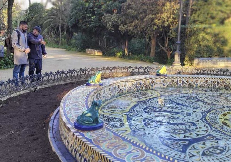 Ismael Sánchez, con un operario de Parques y Jardines en la fuente de Las Ranas del parque María Luisa. - IU Sevilla