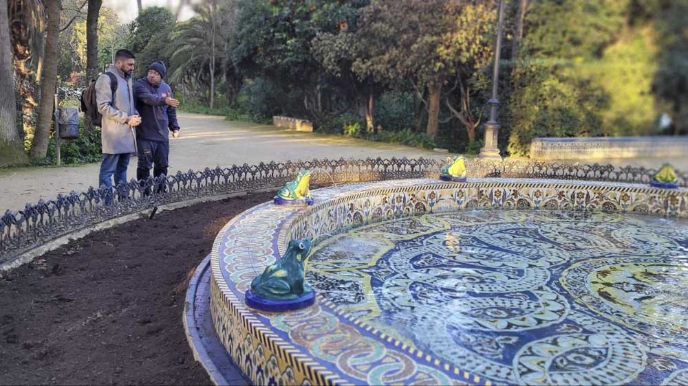 Ismael Sánchez, con un operario de Parques y Jardines en la fuente de Las Ranas del parque María Luisa. - IU Sevilla