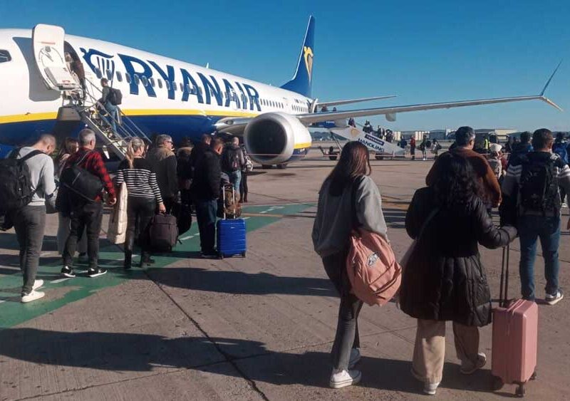 Pasajeros de un vuelo de Ryanair suben a bordo de un avión estacionado en el aeropuerto de Sevilla. - A.G. / Europa Press