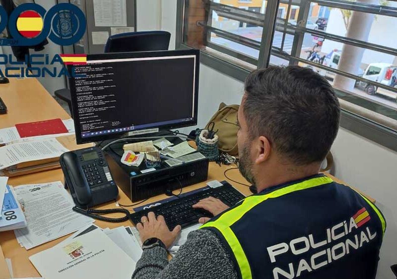Policía Nacional de Sevilla. - Policía Nacional La Policía Nacional de Sevilla en el marco de la Operación Dublín iniciada a finales del mes de Enero 2025, y realizada por funcionarios adscritos a la Comisaría Local de Dos Hermanas (Sevilla), ha procedido a la detención de un ciudadano extranjero que operaba bajo identidad falsa, tras proveerse de un pasaporte irlandés ilícito, con el objetivo de obtener grandes sumas de dinero procedente de estafas. POLITICA ANDALUCÍA ESPAÑA EUROPA SEVILLA POLICÍA NACIONAL