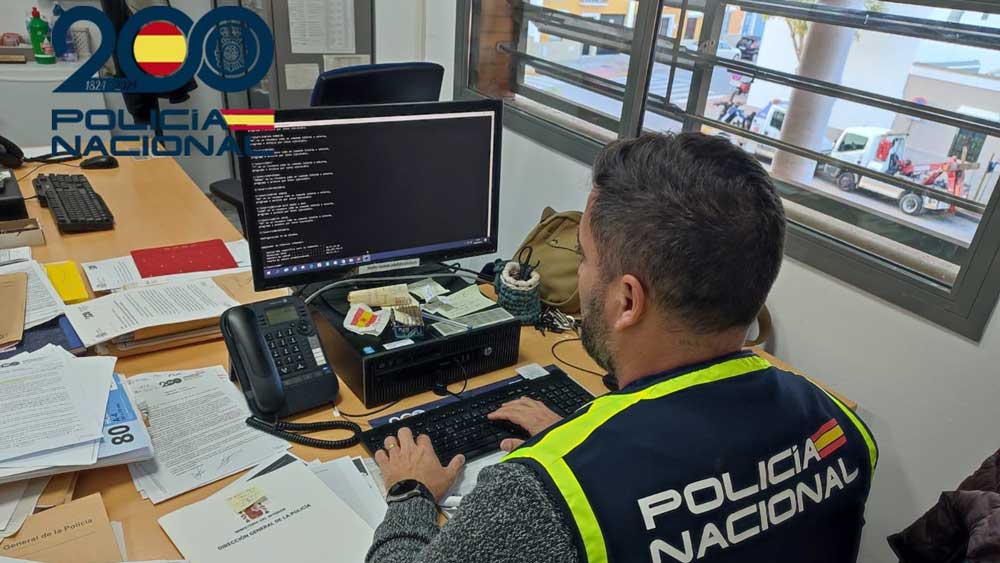 Policía Nacional de Sevilla. - Policía Nacional La Policía Nacional de Sevilla en el marco de la Operación Dublín iniciada a finales del mes de Enero 2025, y realizada por funcionarios adscritos a la Comisaría Local de Dos Hermanas (Sevilla), ha procedido a la detención de un ciudadano extranjero que operaba bajo identidad falsa, tras proveerse de un pasaporte irlandés ilícito, con el objetivo de obtener grandes sumas de dinero procedente de estafas. POLITICA ANDALUCÍA ESPAÑA EUROPA SEVILLA POLICÍA NACIONAL