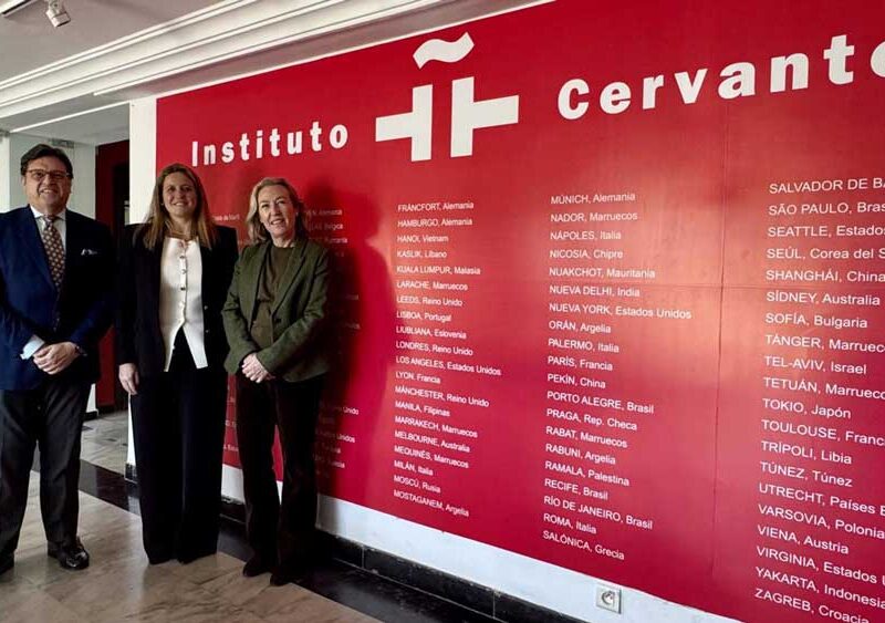 La delegada de Turismo en el Ayuntamiento de Sevilla (i) y la directora del Instituto Cervantes de Casablanca, con ocasión de la visita institucional en la ciudad marroquí. - Ayuntamiento de Sevilla