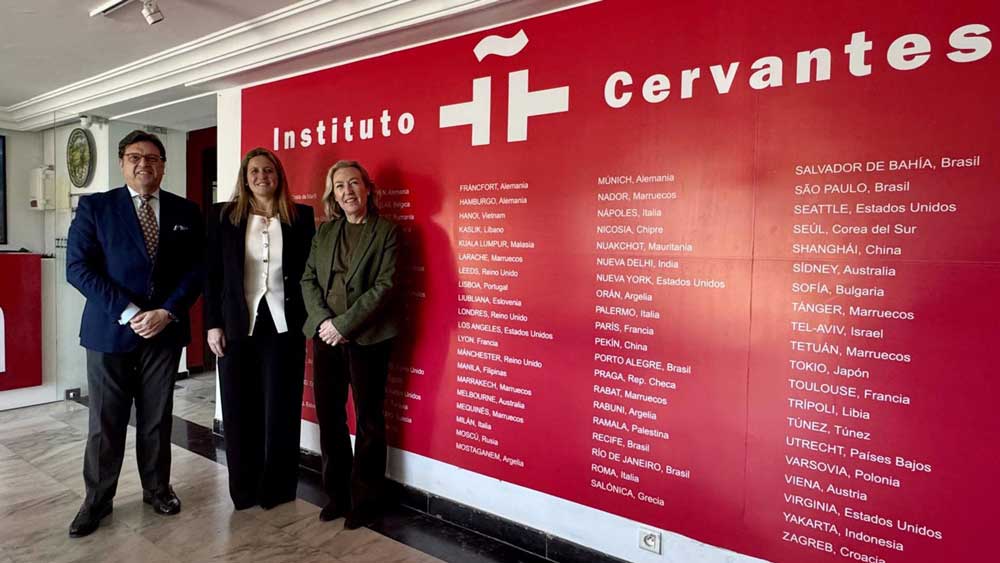 La delegada de Turismo en el Ayuntamiento de Sevilla (i) y la directora del Instituto Cervantes de Casablanca, con ocasión de la visita institucional en la ciudad marroquí. - Ayuntamiento de Sevilla
