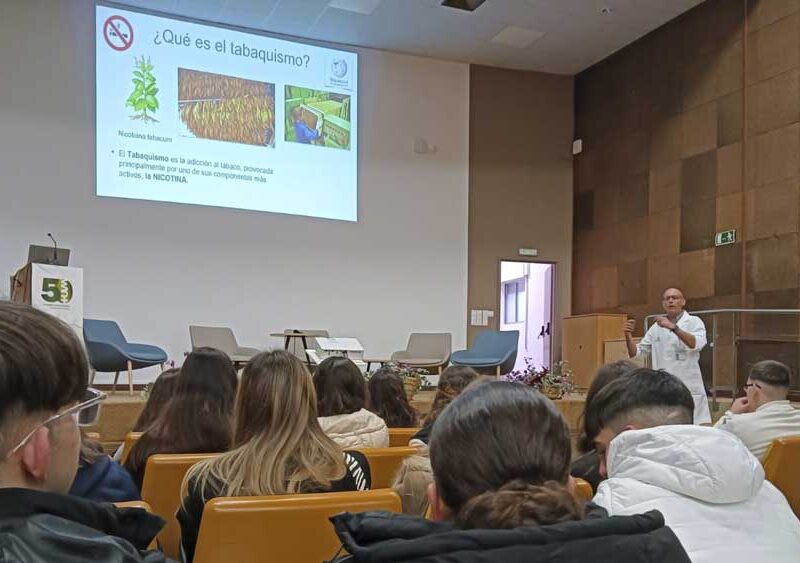 El Hospital Macarena imparte una charla sobre los efectos nocivos del cigarrillo electrónicod a los estudiantes del IES Carlos Haya y del Centro Educativo Ribamar - Junta de Andalucía