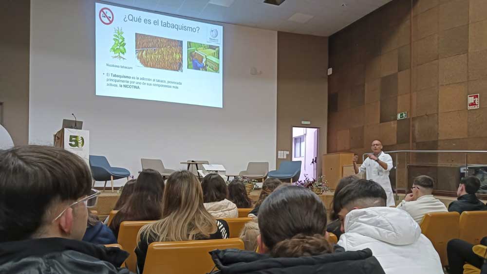 El Hospital Macarena imparte una charla sobre los efectos nocivos del cigarrillo electrónicod a los estudiantes del IES Carlos Haya y del Centro Educativo Ribamar - Junta de Andalucía