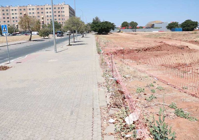Obras de la línea 3 del metro de Sevilla junto a la calle Estrella Deneb en Pino Montano. - Rocío Ruz / Europa Press