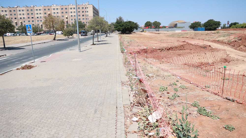 Obras de la línea 3 del metro de Sevilla junto a la calle Estrella Deneb en Pino Montano. - Rocío Ruz / Europa Press