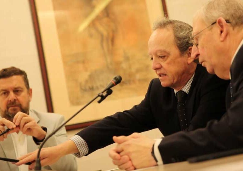 El notario Ignacio Guajardo-Fajardo, en el centro, indica al presidente del Consejo, Francisco Vélez, el número extraído tras el sorteo. - Consejo HHCC