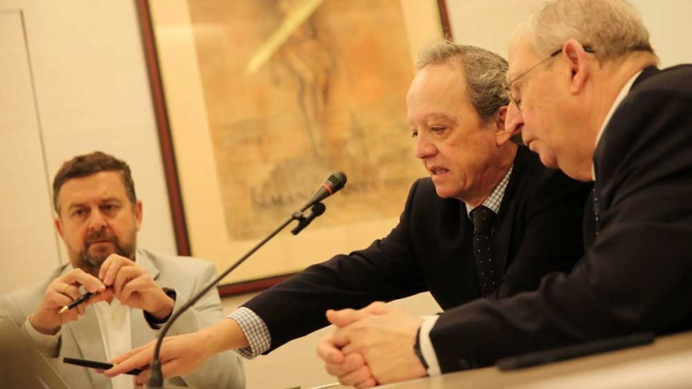 El notario Ignacio Guajardo-Fajardo, en el centro, indica al presidente del Consejo, Francisco Vélez, el número extraído tras el sorteo. - Consejo HHCC