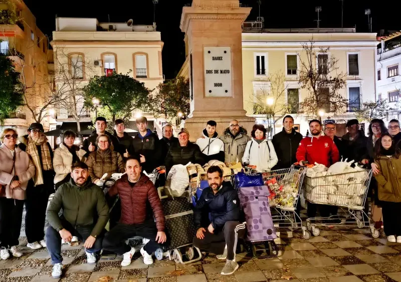 El equipo de la 'Brigada Nocturna' junto a otros voluntarios en la Plaza de la Gavidia / SA