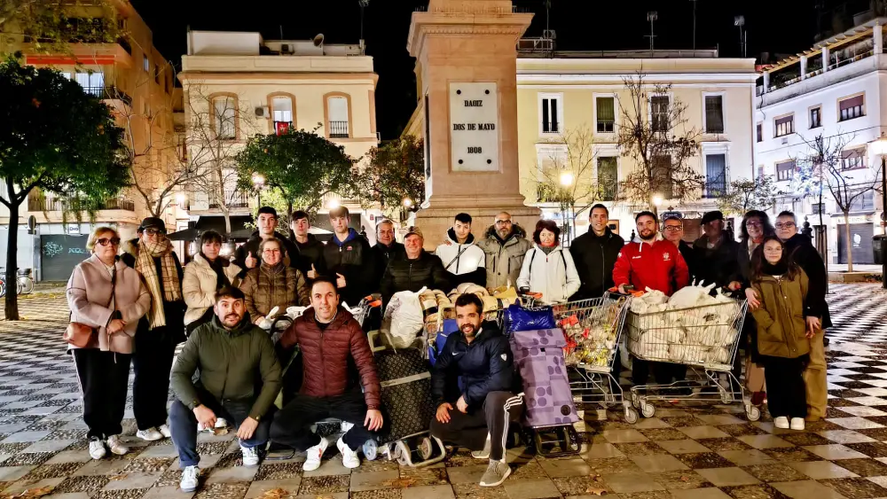 El equipo de la 'Brigada Nocturna' junto a otros voluntarios en la Plaza de la Gavidia / SA