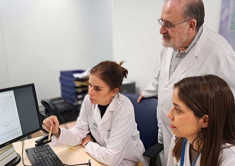 Carmen Infante Domínguez, Elisa Cordero y Jerónimo Pachón, líderes de una investigación investigan los efectos de la vacuna de Covid-19 en pacientes con trasplantes. - Univesidad de Sevilla