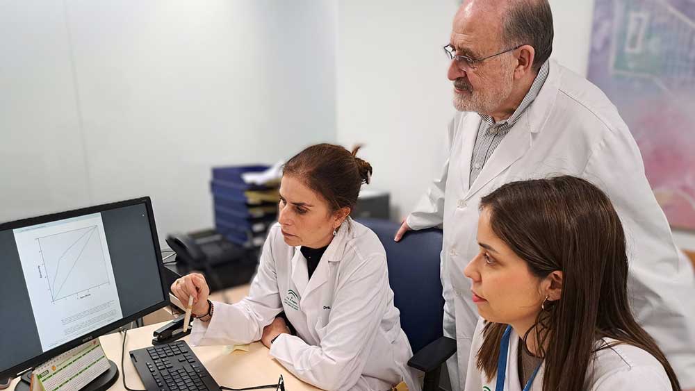 Carmen Infante Domínguez, Elisa Cordero y Jerónimo Pachón, líderes de una investigación investigan los efectos de la vacuna de Covid-19 en pacientes con trasplantes. - Univesidad de Sevilla