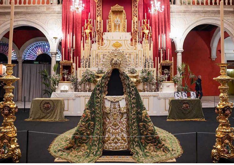 Recreación del montaje del besamanos de la Esperanza Macarena con ocasión de la exposición, en la sede de Cajasol, por el centenerio de esa efemérides. - María José López / Europa Press