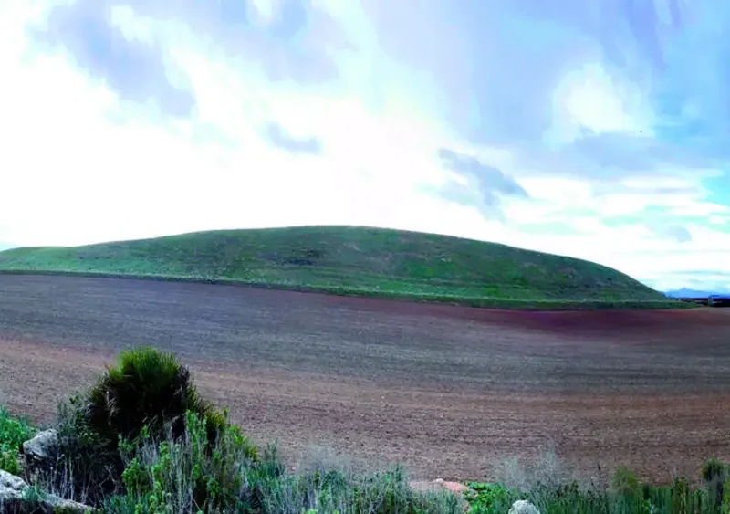 Imagen del cerro de Las Cabezas o de Alcalá en Osuna identificado como enclave pompeyano en la segunda guerra civil romana - Juan Antonio Pachón Romero y Lorenzo Cascajosa