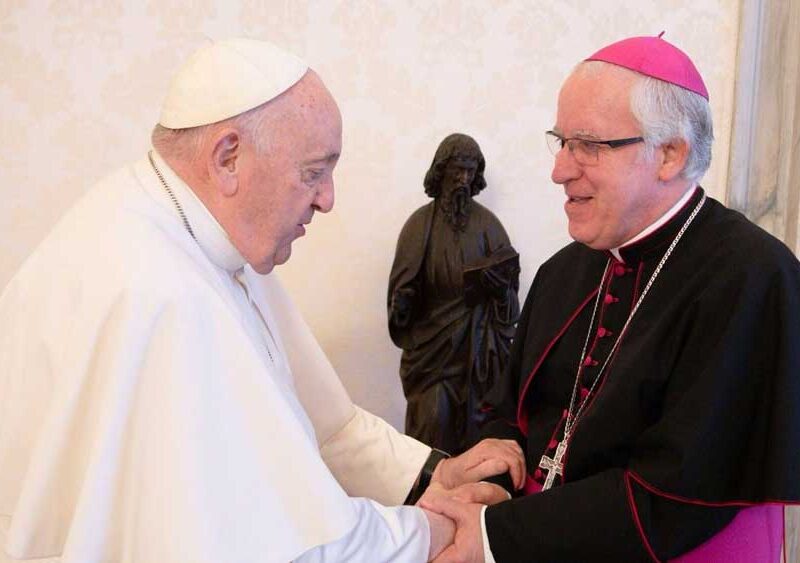 El arzobispo de Sevilla, José Ángel Saiz Meneses, junto al Papa Francisco. - Archidiócesis de Sevilla