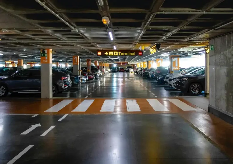 Interior de uno de los aparcamientos del aeropuerto de Sevilla - Aena